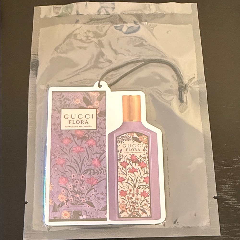 Gucci Flora Gorgeous Magnolia scented paper car air freshener (1)